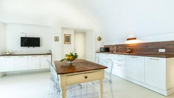 Appartement Supérieur, patio, vue jardin | Restauration