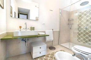 Deluxe Apartment, Patio, Garden View | Bathroom