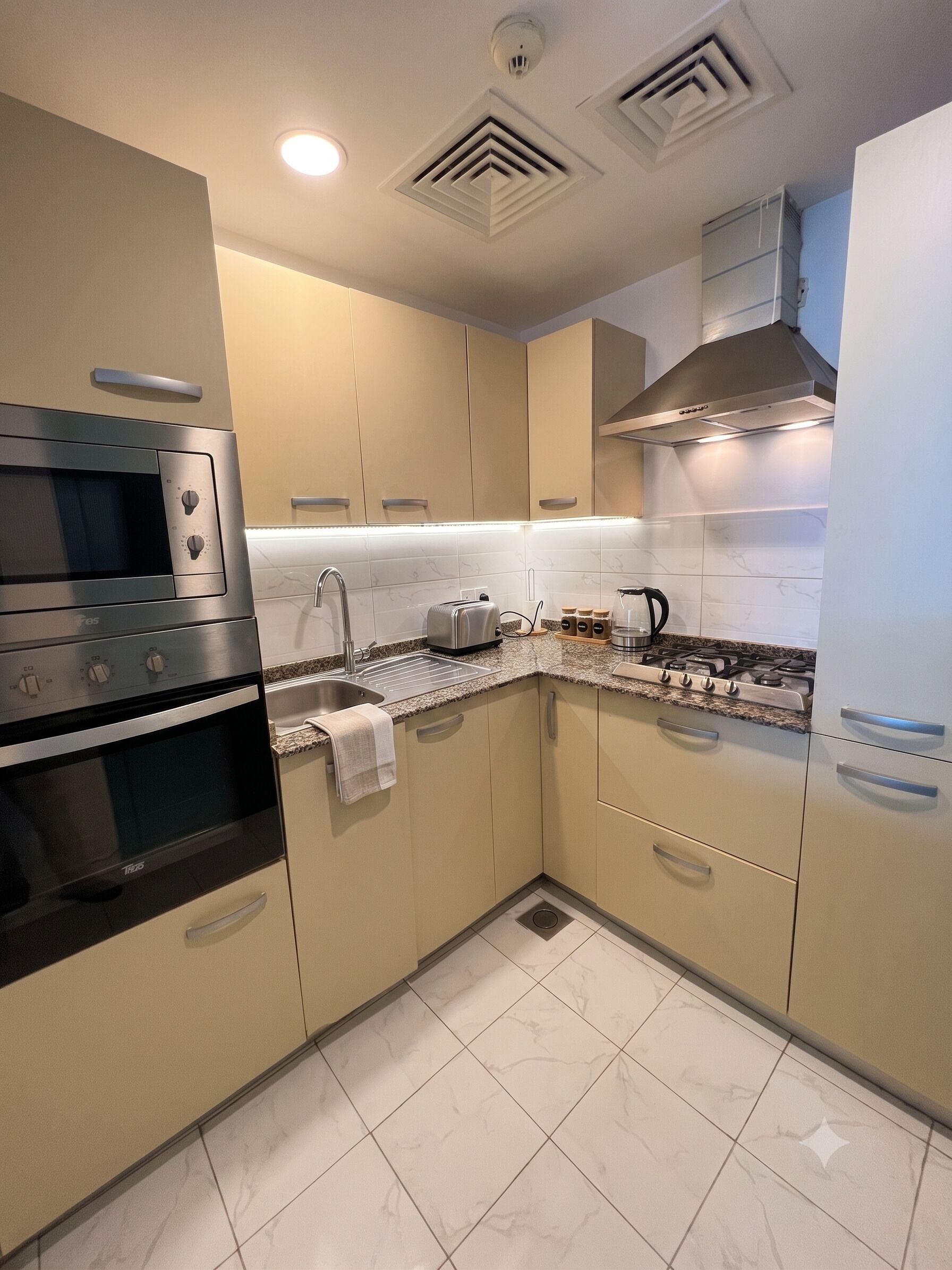 Refrigerador, microondas, horno, placa de cocina