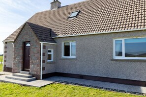 Exterior - Ar Dachaigh, Lochmaddy, North Uist (Isle of North Uist)