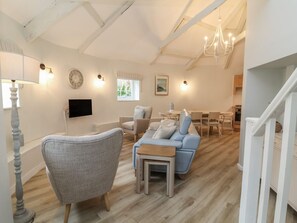 Living area - Round Barn, Ilfracombe (Ilfracombe)