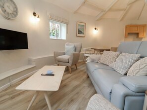 Living area - Round Barn, Ilfracombe (Ilfracombe)