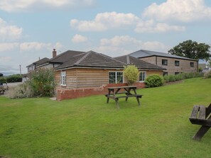 Outdoor dining - Ascot, Overton near Ellesmere. (Wrexham)