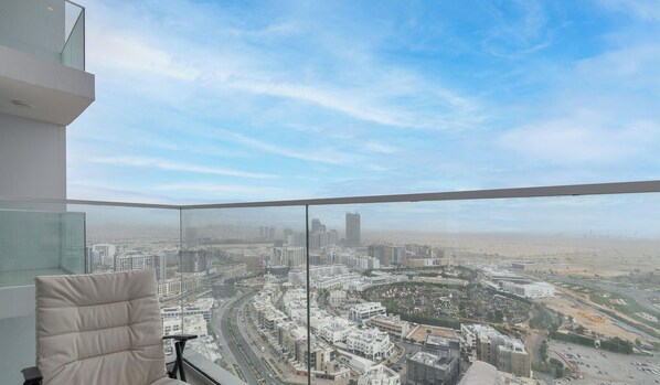 Un immeuble de grande hauteur offrant une vue panoramique sur le paysage urbain, notamment sur les rues et les bâtiments.