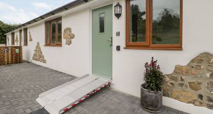 Honey Bee Retreat, Tytherleigh