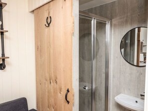 Shower - Hillside Hut is near Ashbourne (Ashbourne)