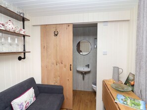 Interior - Hillside Hut is near Ashbourne (Ashbourne)