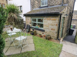Outdoor dining - Bumble Cottage in Netherthong. (Holmfirth)