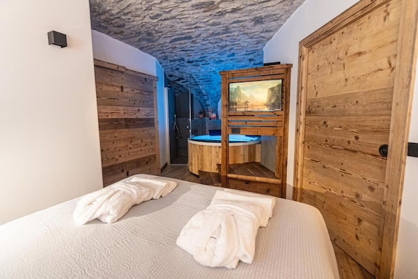 2 bedrooms, soundproofing, WiFi, bed sheets