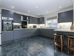 Dishwasher, high chair - Charming Benlli Retreat in Aberdaron (Pwllheli)