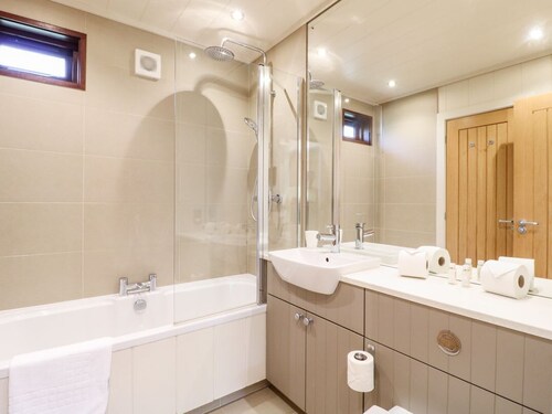TICKENCOTE, stylish interior, WiFi, Exton