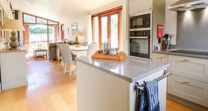 TICKENCOTE, stylish interior, WiFi, Exton
