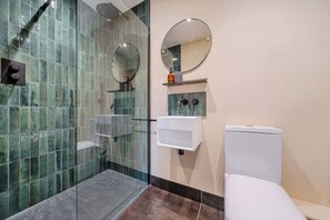 Shower - Bell House, Llanfechell (Amlwch)