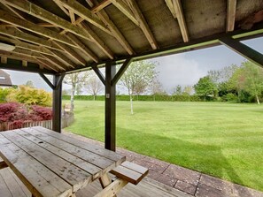 Outdoor dining - Ingleside: Charming Home in Adsett (Westbury-on-Severn)