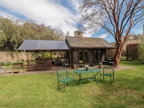Outdoor dining - Snape Castle Garden Lodge, Bedale (Bedale)