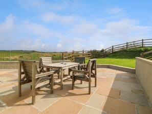 Outdoor dining - Cae Carreg, Cemaes Bay (Cemaes Bay)