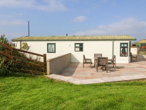 Outdoor dining - Cae Carreg, Cemaes Bay (Cemaes Bay)