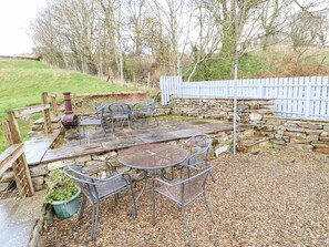 Outdoor dining - Hobson's Cottage - Pet-Friendly Retreat (Richmond)