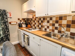 Private kitchen - Hobson's Cottage - Pet-Friendly Retreat (Richmond)