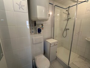 A bathroom with a toilet, a shower enclosure, and a sink. - Apartment sea view - 4 guests (Cabourg)