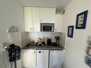 Fridge, microwave, stovetop, dishwasher - Apartment sea view - 4 guests (Cabourg)
