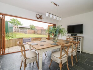 Outdoor dining - Griff Lodge: A Charming Retreat (York)