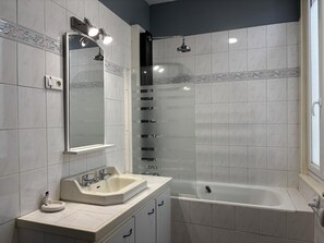 Bathroom - Cozy gîte ideal for 2 guests - Central location (SAINT GERAND LE PUY)