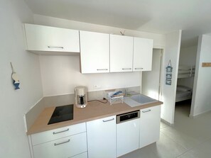 Jääkaappi, mikroaaltouuni, liesi, astianpesukone