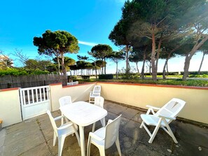 Outdoor dining - Studio cabin terrace facing sea - 4 guests (Argelès-sur-Mer)