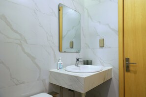 Deluxe-Vierbettzimmer | Badezimmer