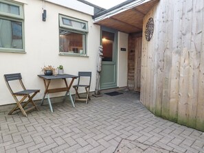 Outdoor dining - The Aqua Shack, Newquay. 1-bed (Newquay)
