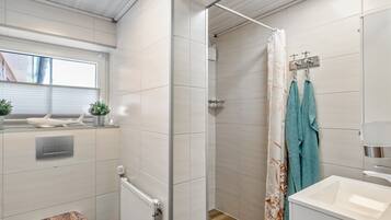 Dusche, Haartrockner, Handtücher