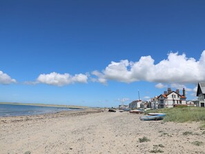 A beach with houses, boats, and a clear sky. - Sandy House, Rhosneigr (Rhosneigr)