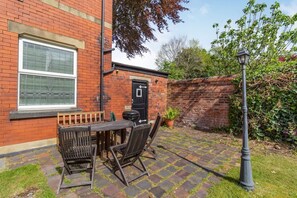 Outdoor dining - Southport Coach House, Southport (Southport)