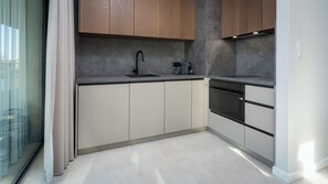 Refrigerador, placa de cocina, tetera/pava eléctrica