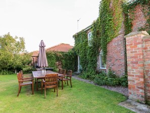 Outdoor dining - The Farmhouse, Burgh le Marsh (Skegness)
