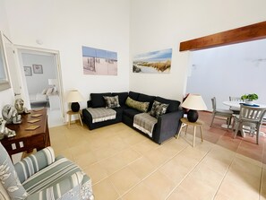 Living area - Holiday Home 'The Lavender' with Wi-Fi (São Brás de Alportel)