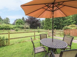 Outdoor dining - Gardener's Cottage, Llanwrthwl (Llandrindod Wells)
