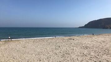 Una playa cerca