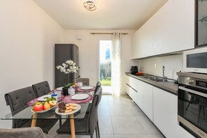 Fridge, microwave, oven, dishwasher - MGH- Gardenia Holiday Home (Castelnuovo del Garda)