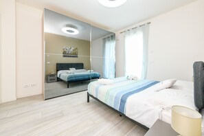 Een strijkplank/strijkijzer, gratis wifi, beddengoed