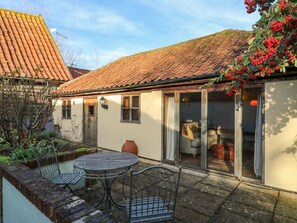 Outdoor dining - The Old Cow Shed, Thorndon (Eye)