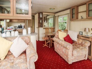 Living area - 10 Old Orchard, Much Wenlock (Much Wenlock)