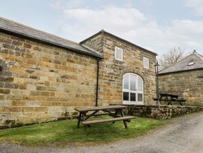 Outdoor dining - Dovecote cottage, Flyingthorpe (Whitby)