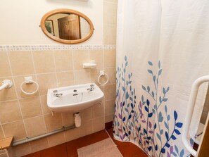 Shower - Dovecote cottage, Flyingthorpe (Whitby)