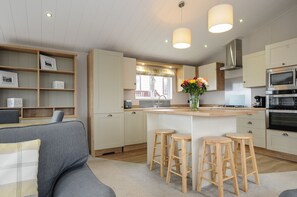 Dishwasher, highchair - Charming T/B Lodge 68 at Riviera Bay (Brixham)