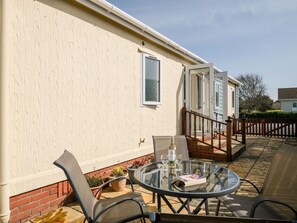 Outdoor dining - Lazy Days, St Merryn (Padstow)