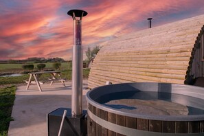 Outdoor spa tub - Glamping Pod 4 Truce Yorkshire (Scarborough)