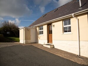 Exterior - BRAMBLE COTTAGE, sea views, WiFi, Newgale (Haverfordwest)