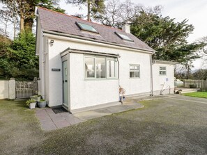Exterior - Y Bwthyn: A Cozy Retreat in Llangoed (Beaumaris)